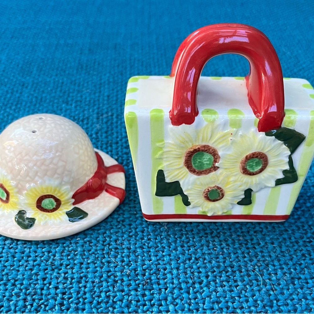 FIGI Salt and Pepper Shaker Set Daisies Purse & Hat